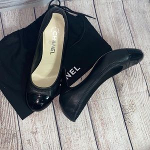 Chanel black CC Pumps
